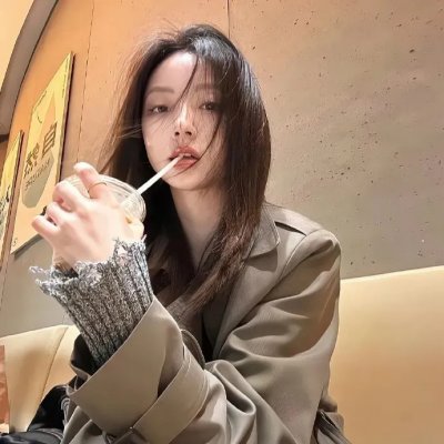 戴金色面具的男子